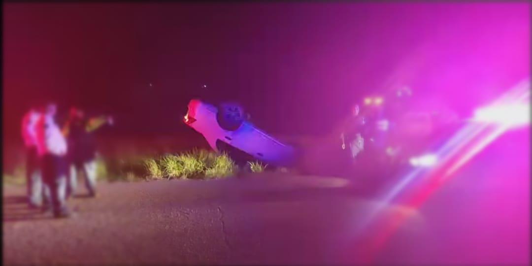 Perdió el control en carretera y quedó con las llantas al aire