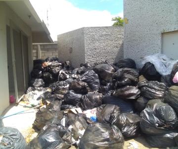 Hasta los hospitales sufren la basura acumulada de Navojoa