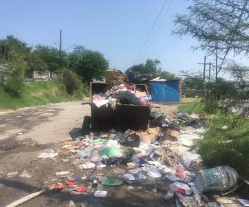 Adornan el Coloso con basura y más basura