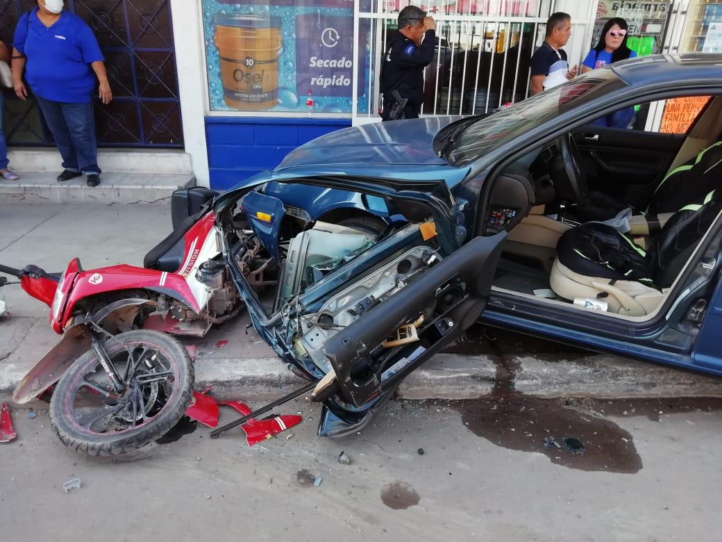Camión choca contra varios vehículos al querer esquivar carro en Guaymas