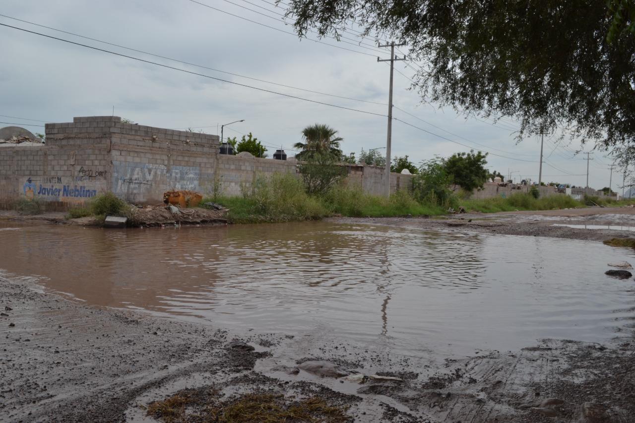 Una laguna de fugas de agua adorna las calles de Real del Carmen
