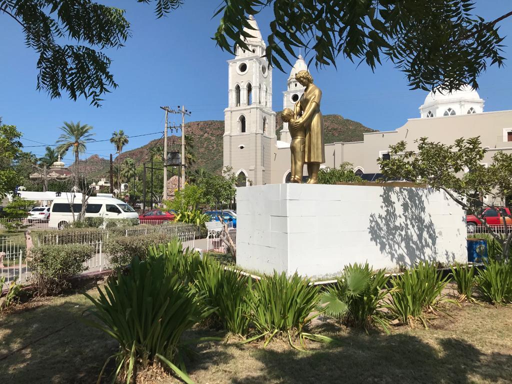 El vandalismo no cesa en la plaza de la Madre en Guaymas; ahora se llevaron una banca