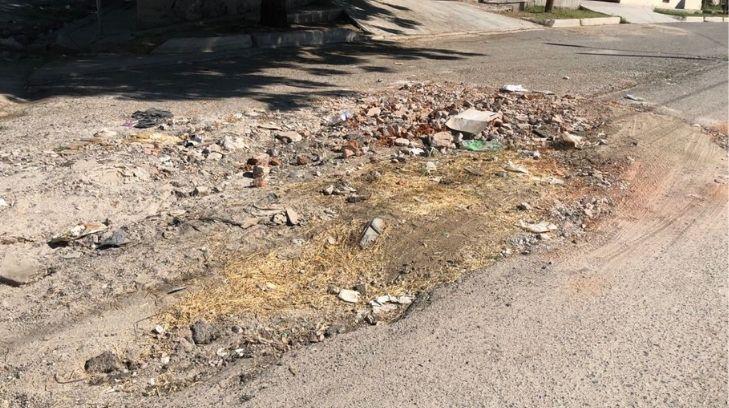 Un canal de basura y escombres recorre la colonia Los Cuatro Olivos