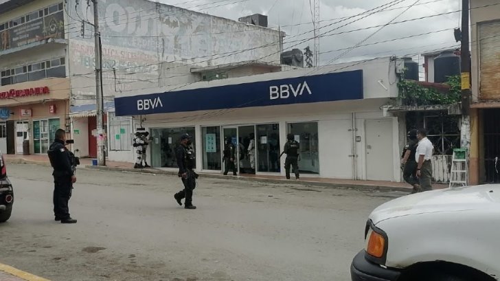 Comando armado toma rehenes e intenta robar banco en Veracruz