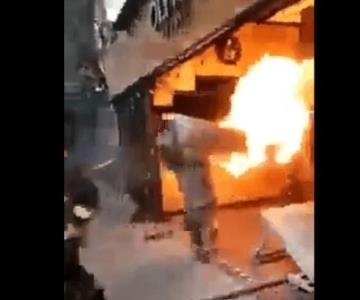 ¡Héroe sin capa! Bombero carga tanque de gas en llamas