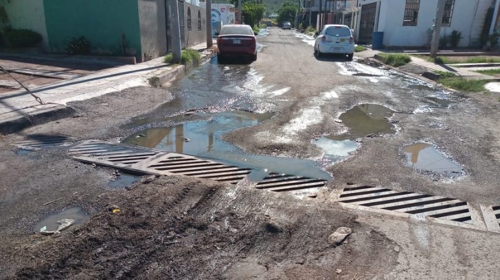 ¡Cuidado con los baches! Esta calle de Guaymas parece campo de guerra