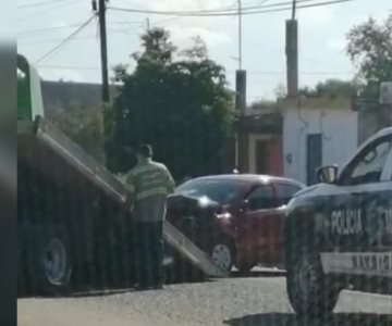 Fuerte choque en Navojoa deja daños severos; dos vehículos impactan de frente