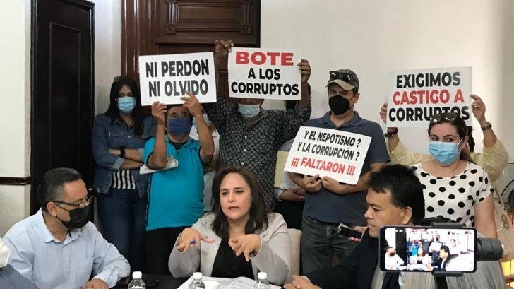 Ciudadanos irrumpen sesión de cabildo en Guaymas