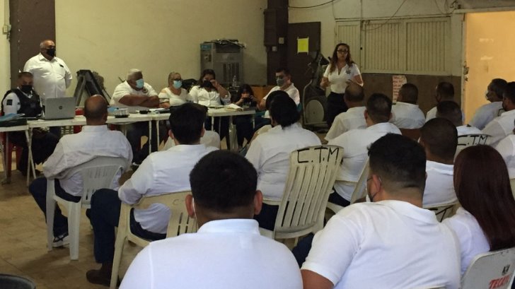 Imparten taller a taxistas para evitar accidentes viales en SLRC