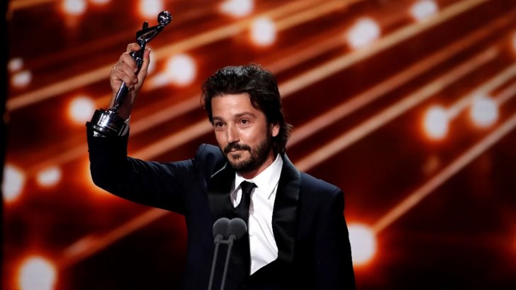 Diego Luna recibe el Premio Platino de Honor