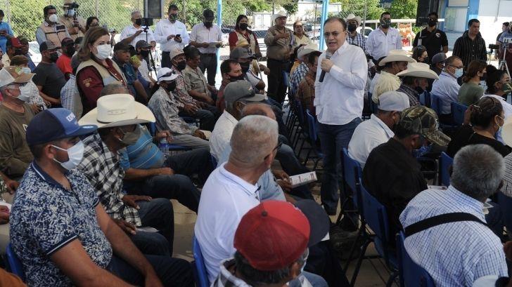 Gobernador Alfonso Durazo entrega apoyos a pescadores del sur de Sonora