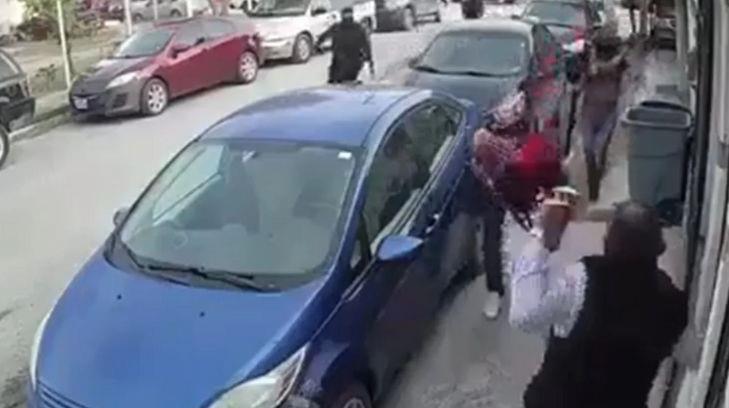 Hombre trata de calmar a su esposa mientras sicarios le roban el auto