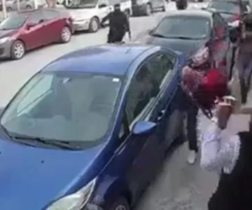 Hombre trata de calmar a su esposa mientras sicarios le roban el auto