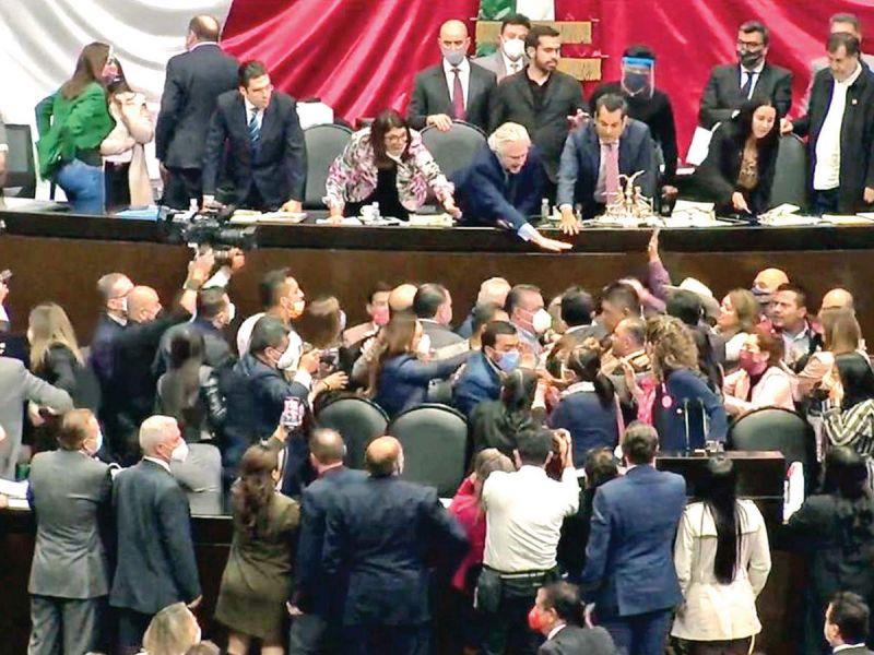 Debate de Miscelánea Fiscal en Cámara de Diputados llega a los golpes y se van a receso