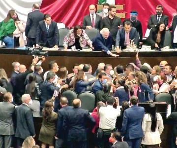 Debate de Miscelánea Fiscal en Cámara de Diputados llega a los golpes y se van a receso