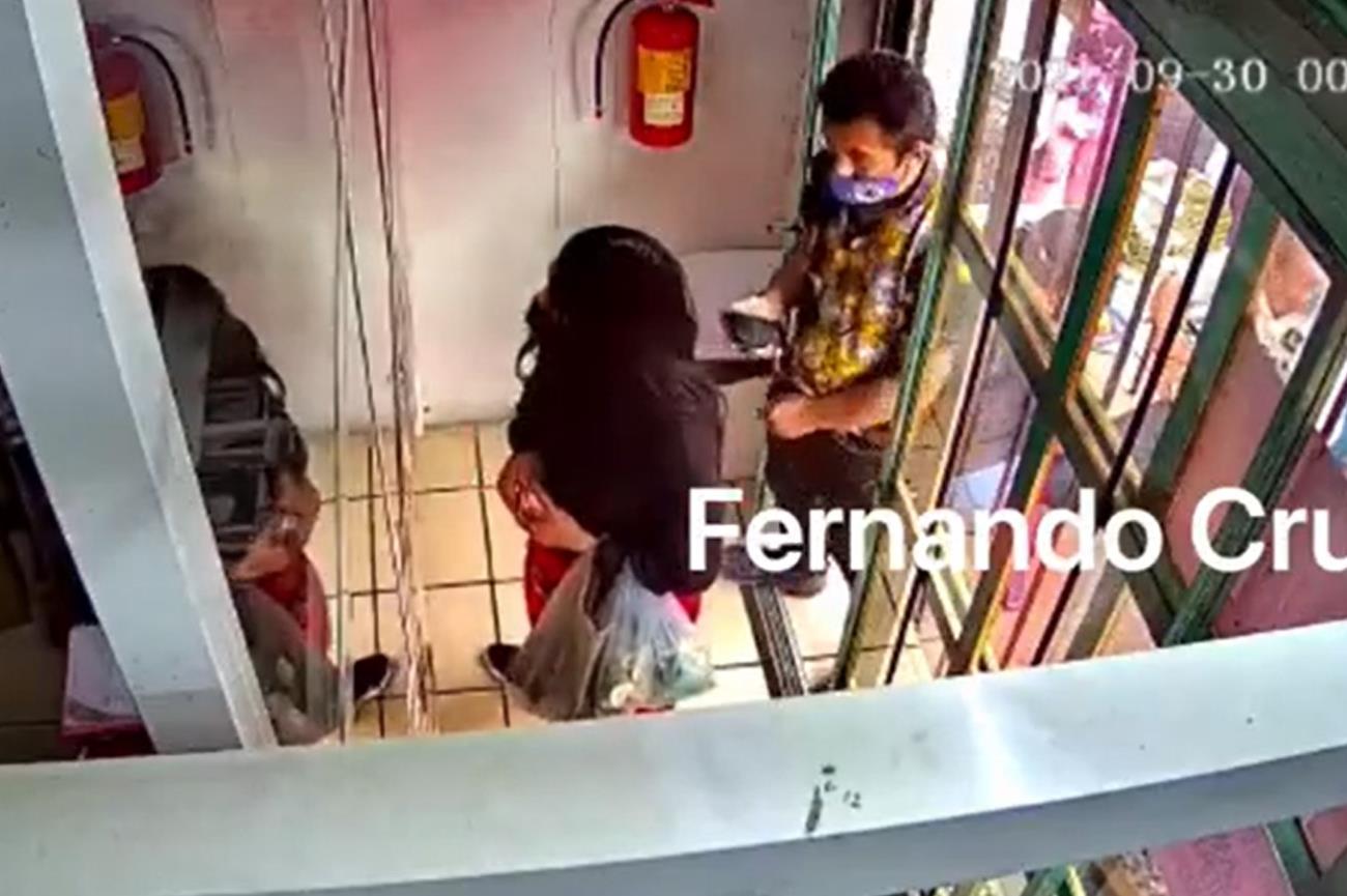 ¡INDIGNANTE! Graban a hombre tocándose en fila de farmacia; agrede sexualmente a mujer