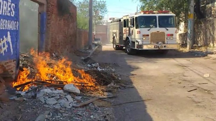 Entre basura, escombros y maleza, se genera incendio en el centro de Guaymas