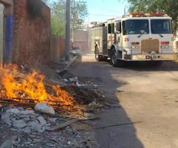 Entre basura, escombros y maleza, se genera incendio en el centro de Guaymas