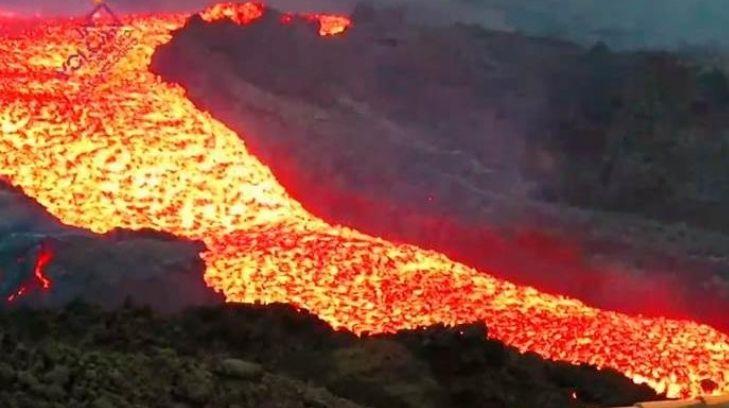 Captan ola gigante de lava que baja velozmente del volcán en La Palma