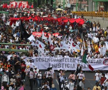 Marchan por Tlatelolco y Ayotzinapa