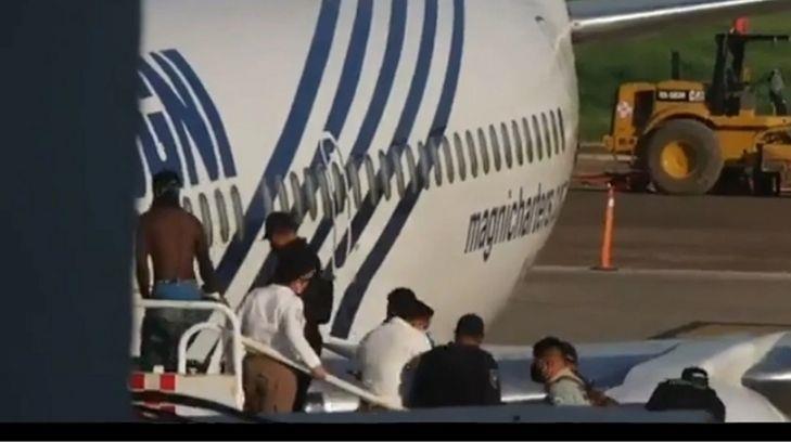 Migrante salta de escaleras de avión para evitar ser deportado