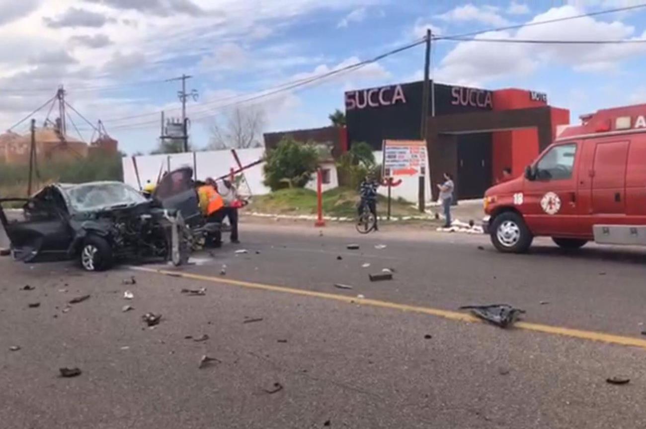 Pareja provoca aparatoso accidente a la salida de un motel; hay al menos tres heridos