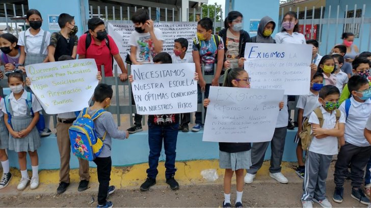 Pequeños estudiantes cajemenses se manifiestan fuera de su escuela