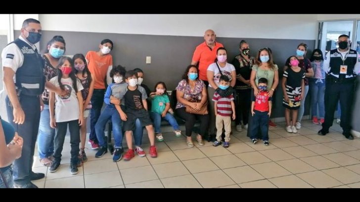 ¡Cadena de buenas acciones! Niños reciben lentes gratis gracias a la Policía turística