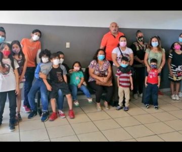 ¡Cadena de buenas acciones! Niños reciben lentes gratis gracias a la Policía turística