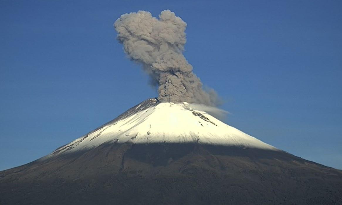 Popocatépetl lanza columna de vapor y ceniza de más de un kilómetro