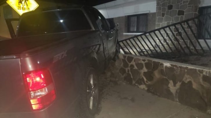 Cuantiosos daños materiales deja el choque de una pick up contra una casa