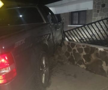 Cuantiosos daños materiales deja el choque de una pick up contra una casa