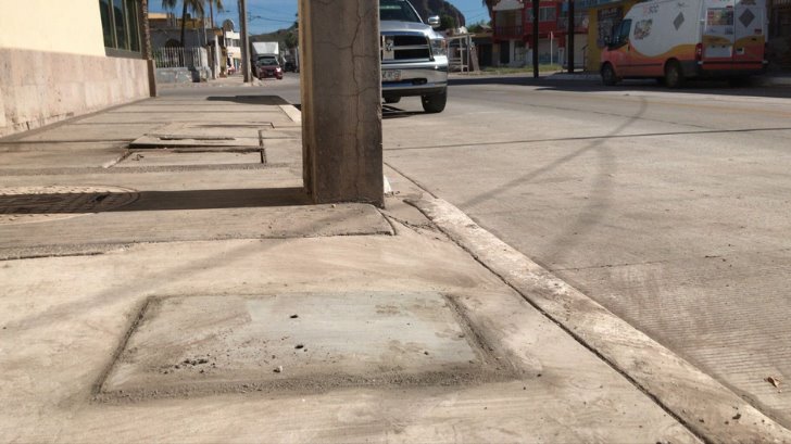 Después de un mes, por fin tapan fosas que dejaron al reparar banquetas en Guaymas