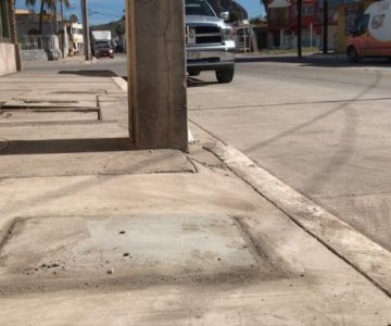 Después de un mes, por fin tapan fosas que dejaron al reparar banquetas en Guaymas