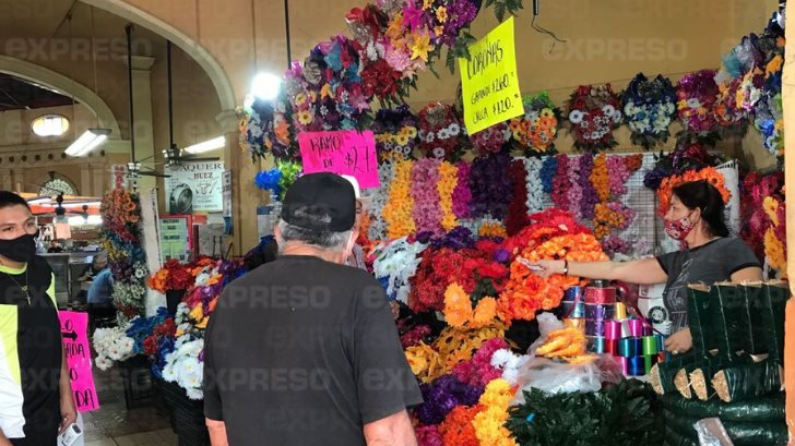 Esperan altas ventas de arreglos de flores para este Día de muertos