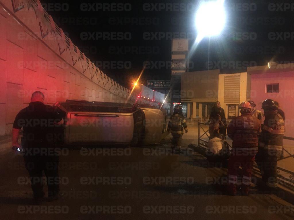 Quedó volcado a un costado del puente El Gallo