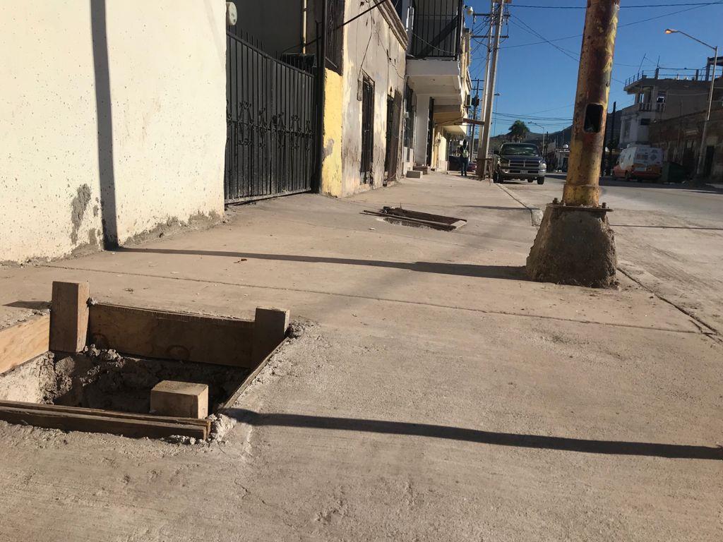 En la noche no se ve nada; remodelan calle en Guaymas pero dejan registros sin tapar