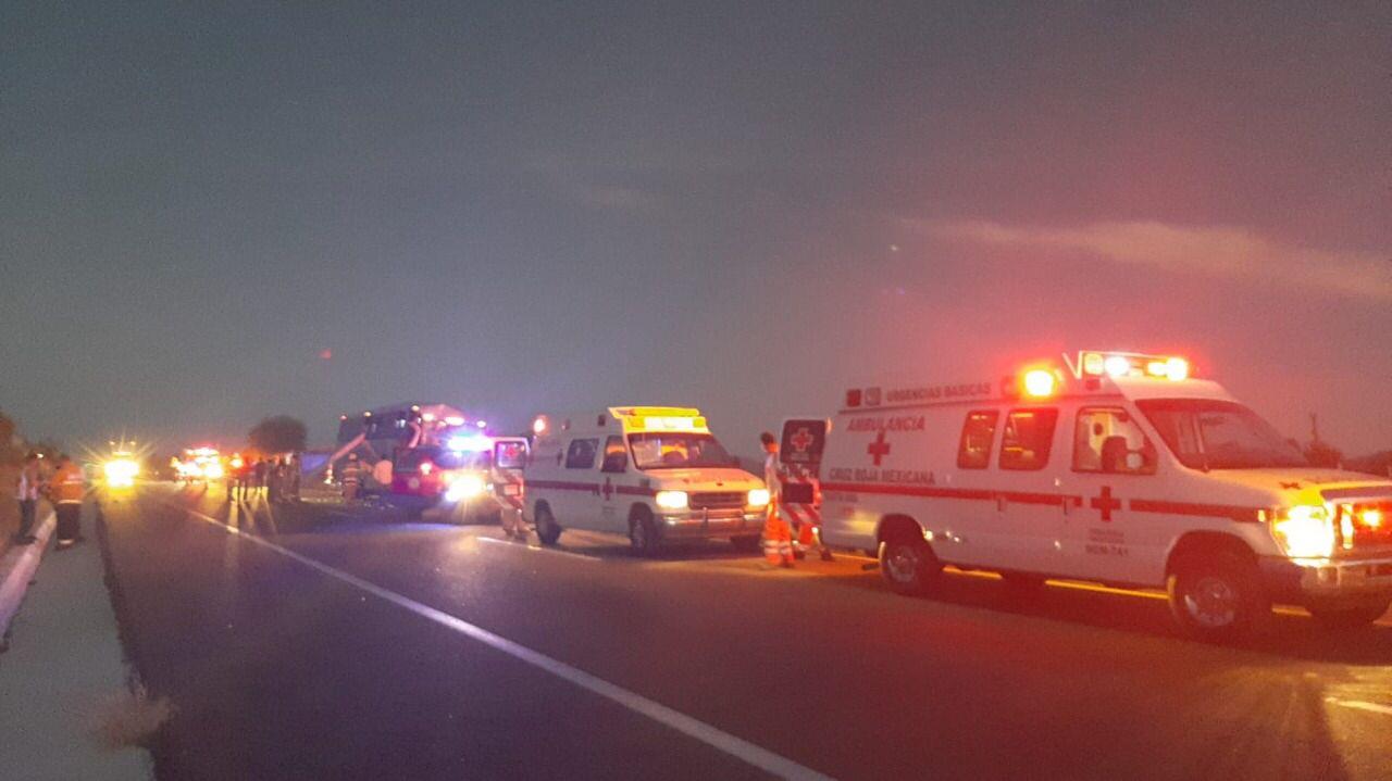 Aparatoso choque entre camión de pasajeros y tráiler deja 4 lesionados en carretera Caborca-Santa Ana