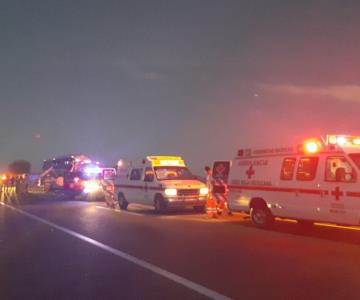 Aparatoso choque entre camión de pasajeros y tráiler deja 4 lesionados en carretera Caborca-Santa Ana