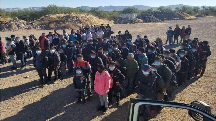 Descubren más migrantes intentando ingresar ilegalmente a EU en Arizona