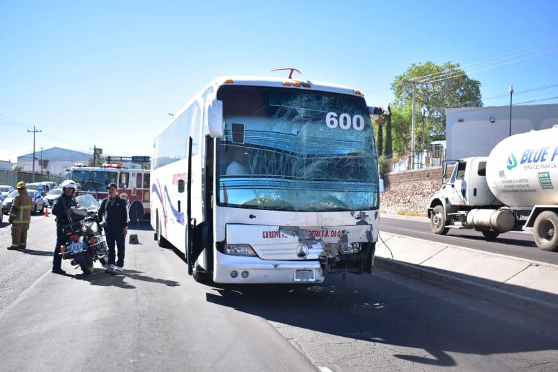 Aparatoso choque entre dos autobuses deja varios lesionados y tres vehículos más dañados