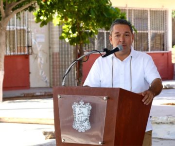 Aarón Grageda Bustamante visita escuelas de Guaymas y Empalme