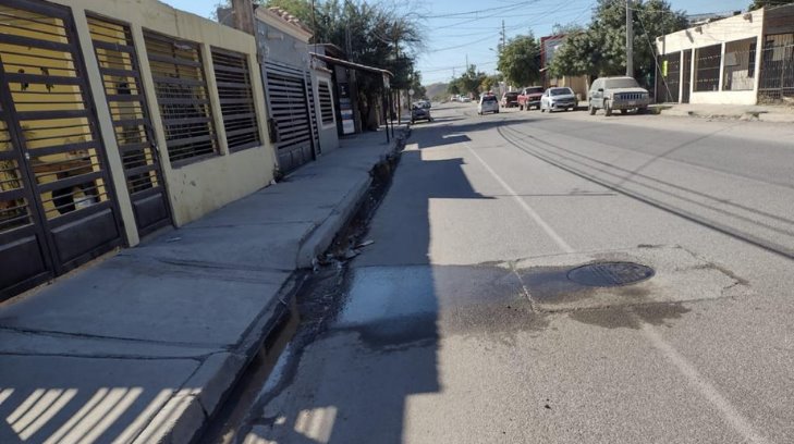 Por una alcantarilla que lleva años tapada, vecino se ve obligado a construir otro baño