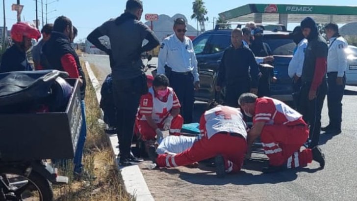 Despistado conductor manda a un motociclista al Hospital en Guaymas