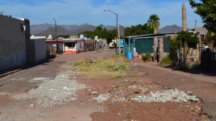 Nace pasto dentro de un bache sin arreglar en Guaymas
