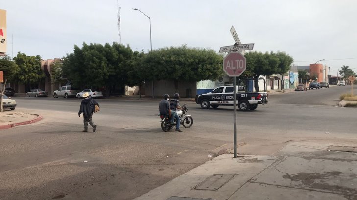 Hasta 50 carros al día pasan en sentido contrario por esta calle de Navojoa