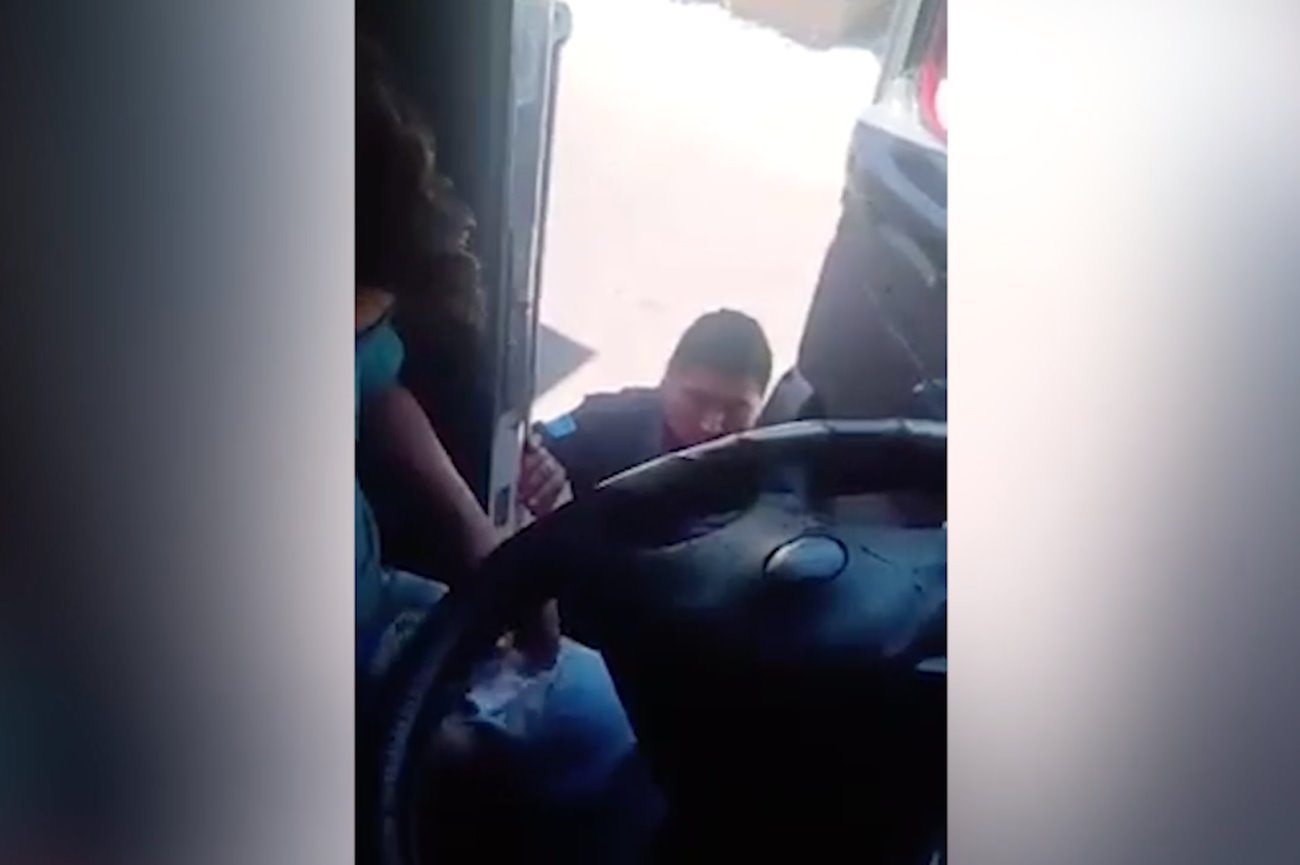 Video | No, son 300, no llores más: Captan a policía pidiendo mordida a trailero