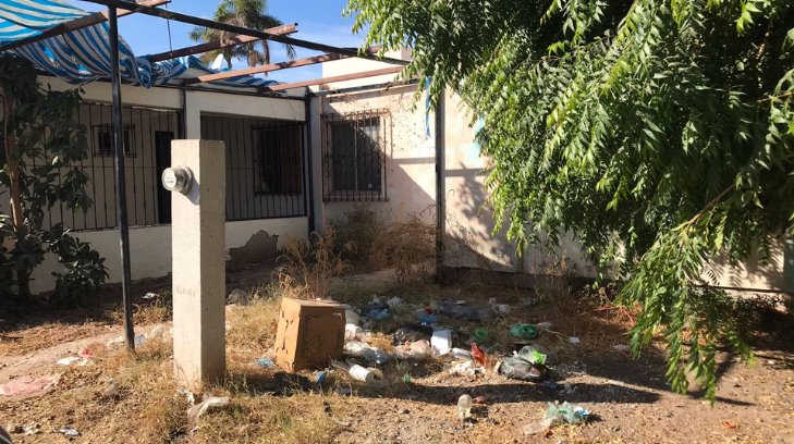 Alguien debería invadirla: navojoenses sufren por una casa abandonada hace más de 30 años