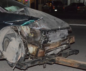 Aparatoso choque deja costosos daños en Guaymas; los conductores son familia