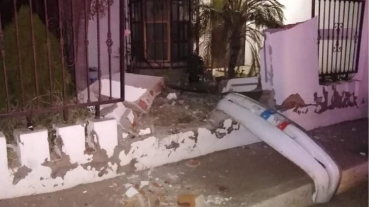 Choca contra una casa en Guaymas y huye del lugar; hay cuantiosos daños